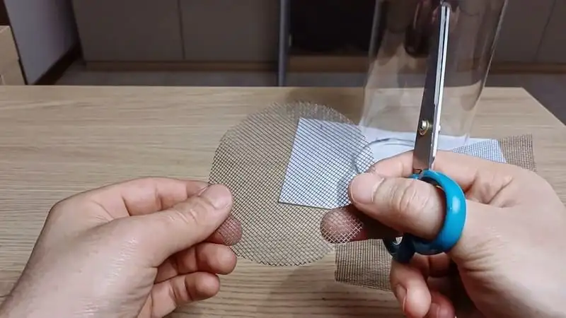 The mesh for the jar terrarium