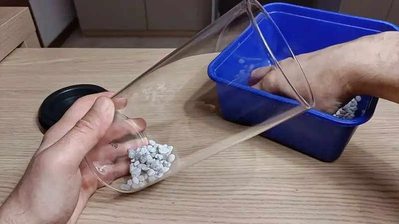 The drainage layer of the jar terrarium