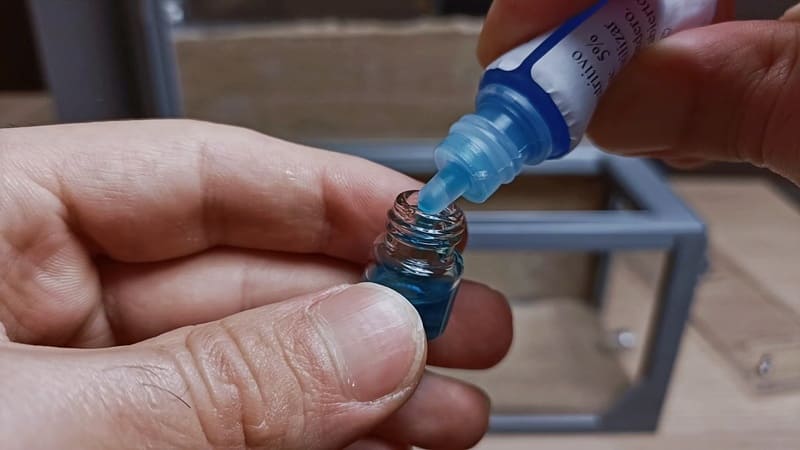 Filling a liquid feeder with blue sugar