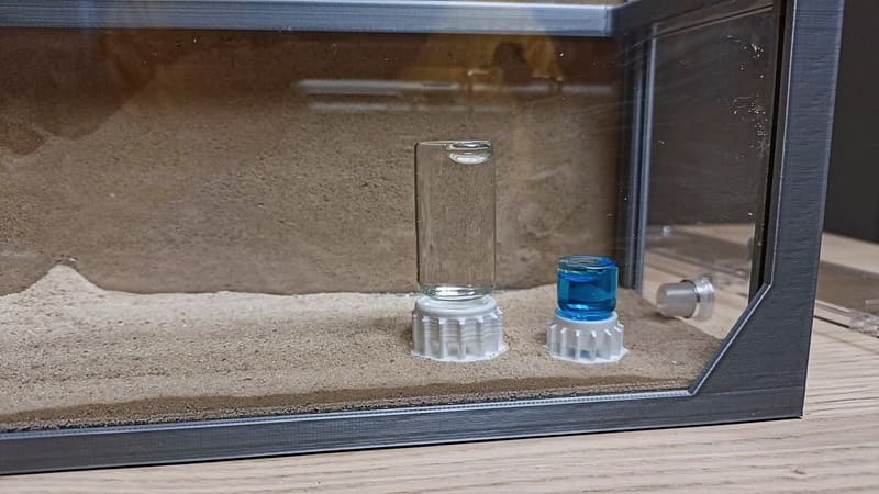Two liquid feedrs into the Anthouse sand nest