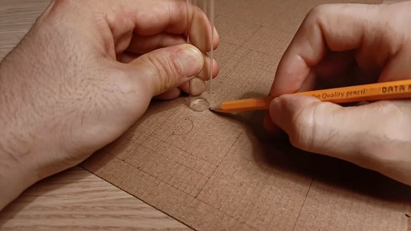 Marking the test tube on the cardboard