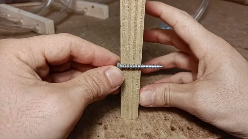 The screw of the base for the diy tube spiral for ants
