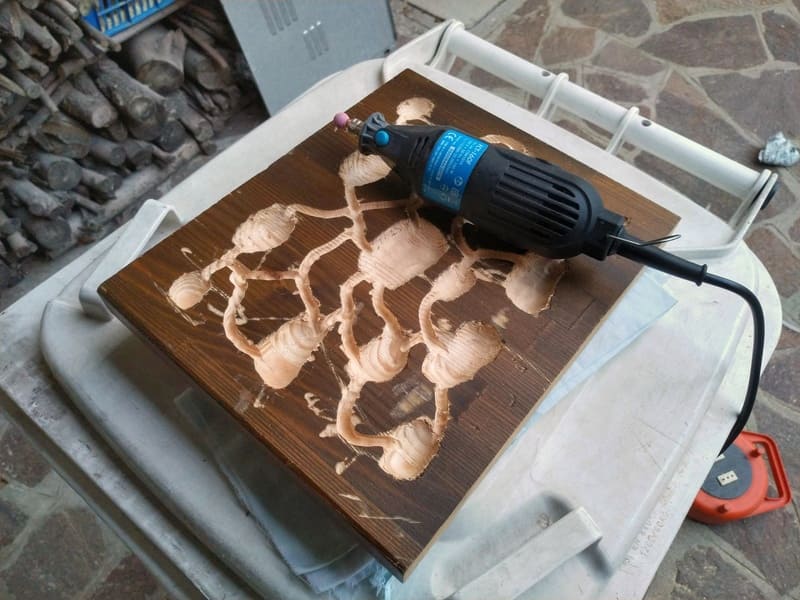 Engraving a diy wooden ant nest with a dremel