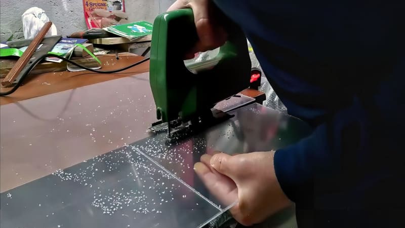 Cutting a plexiglass panel for a diy ant nest