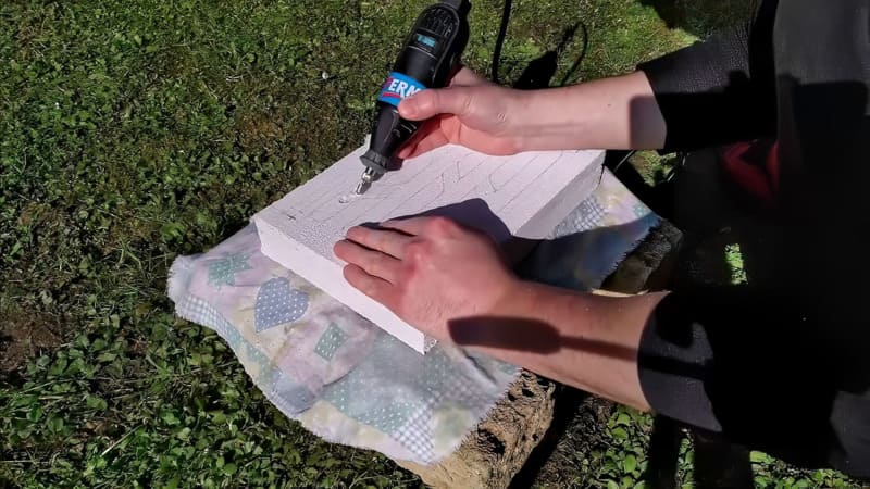 Engraving the chambers of a ytong ant nest with a dremel